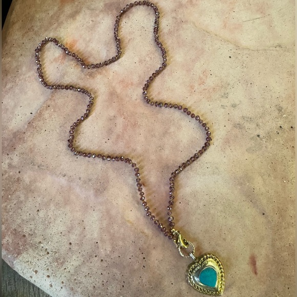 Handmade hand knotted garnet necklace with little stone heart charm - Picture 6 of 15